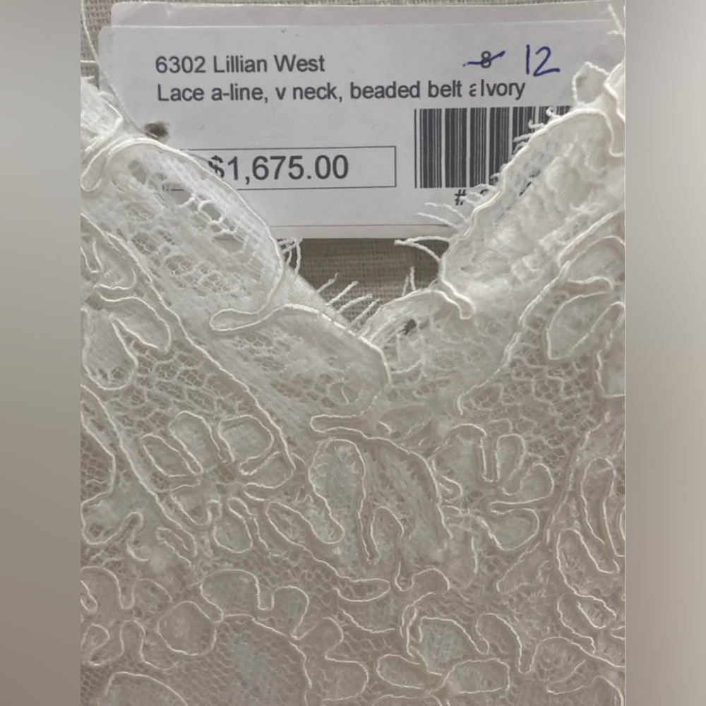 Elegant White Lace V-Neck Mermaid Wedding Dress - Picture 8 of 8